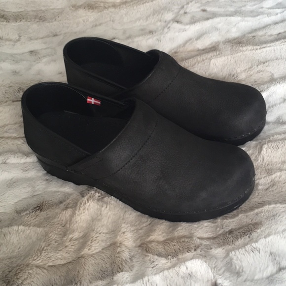 sanita oiled leather clogs